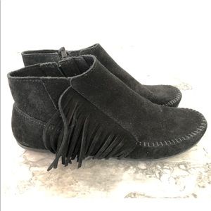 minnetonka lacy bootie black 8.5